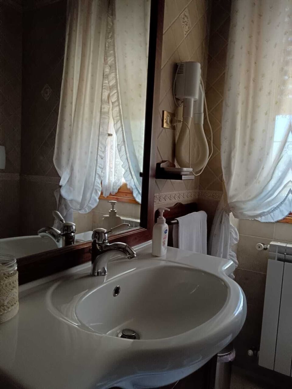 Triple Room | Bathroom | Shower, free toiletries, bidet, towels