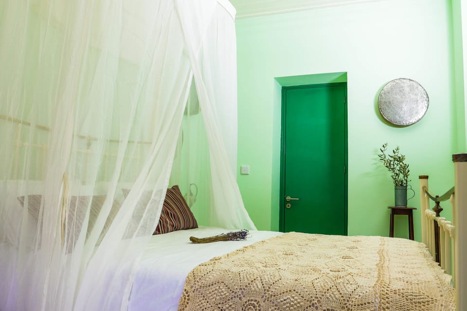 WiFi (free), bed sheets