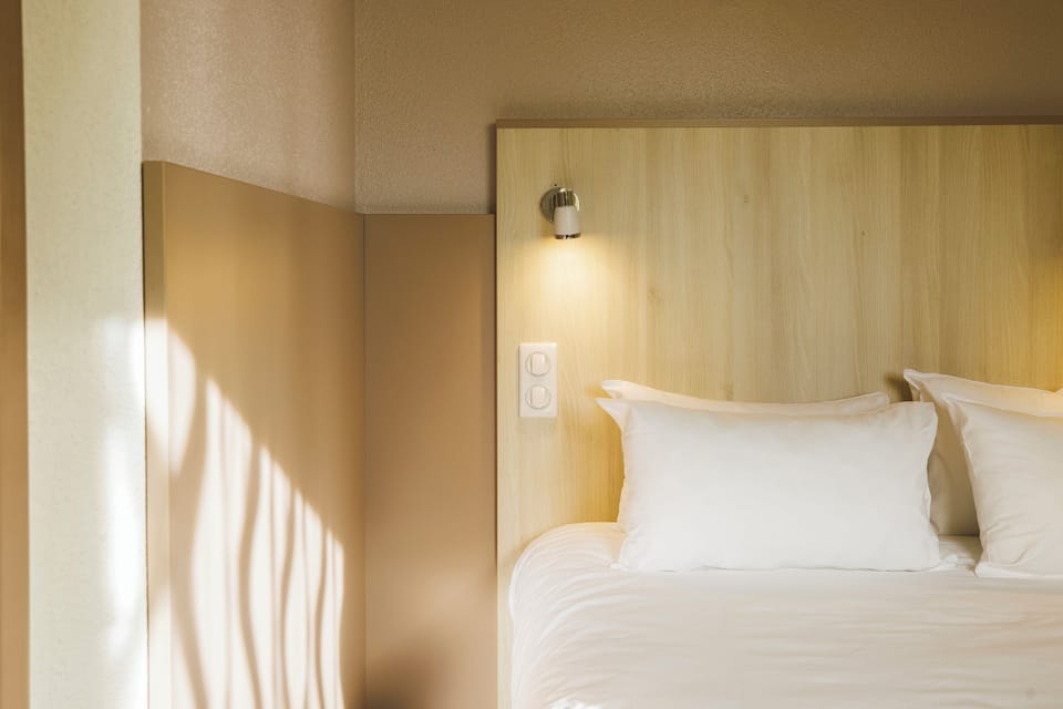 Single Room | Desk, soundproofing, iron/ironing board, free cribs/infant beds