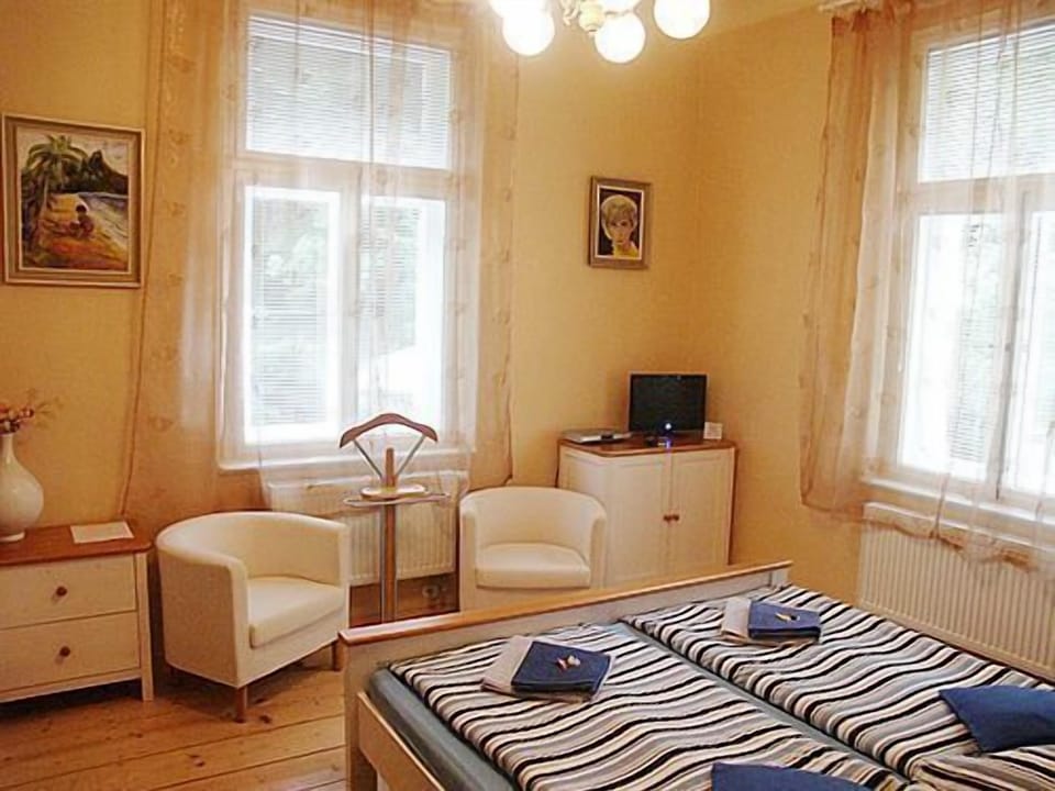 Single Room | Minibar, in-room safe, desk, rollaway beds