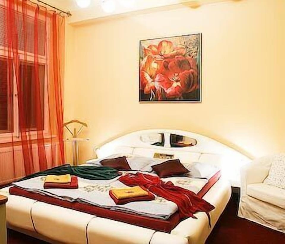 Single Room | Minibar, in-room safe, desk, rollaway beds