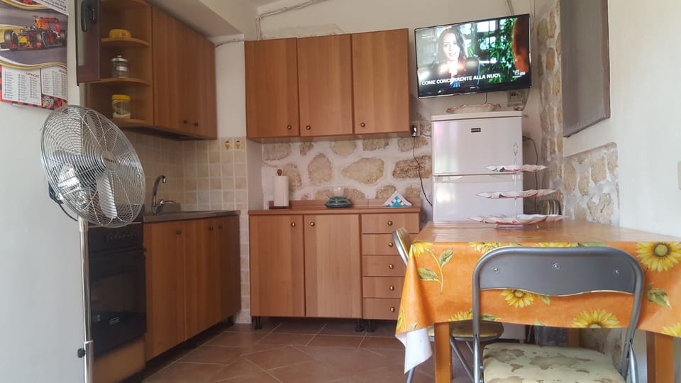 Superior Apartment, Kitchen (6 Pax) | Private kitchen | Coffee/tea maker, electric kettle, toaster, cookware/dishes/utensils
