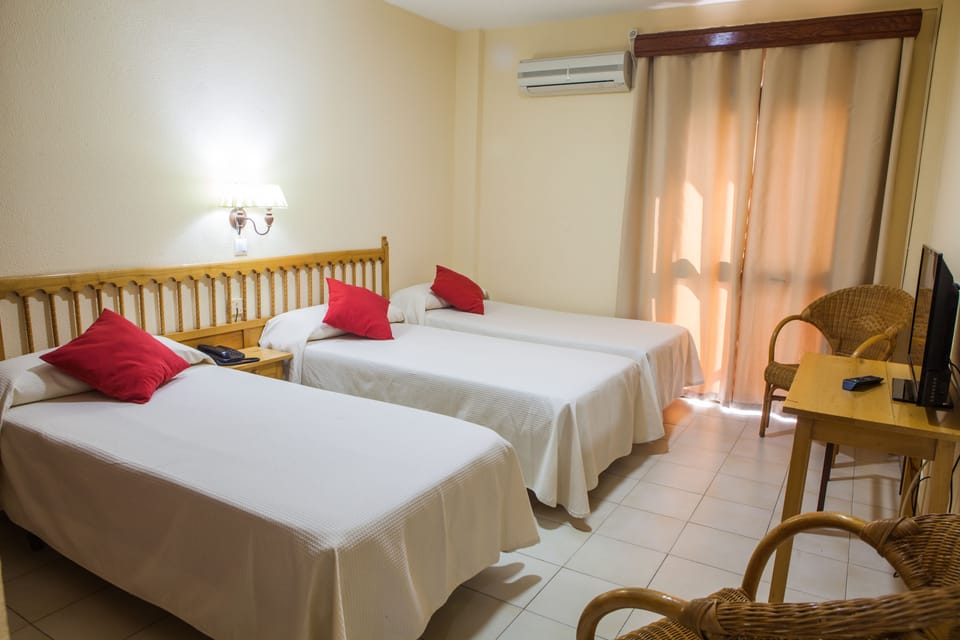 Triple Room | In-room safe, desk, free cribs/infant beds, free WiFi