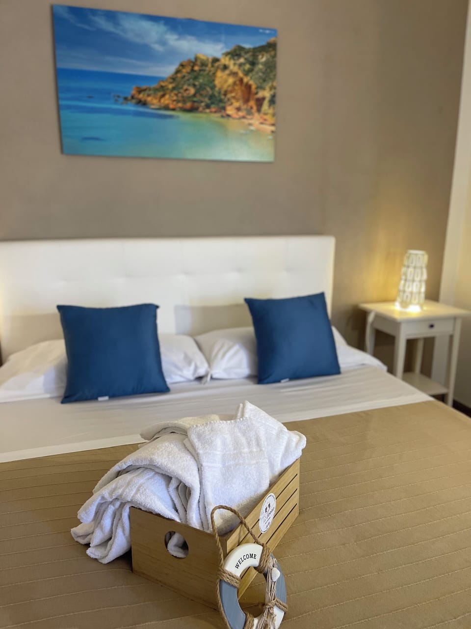 Minibar, desk, WiFi (free), bed sheets