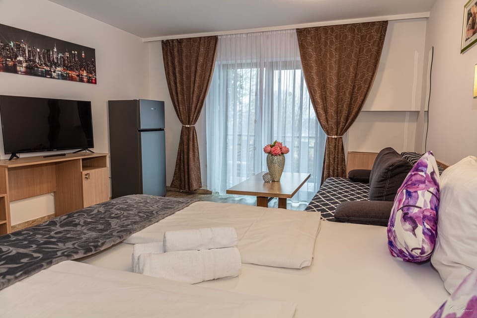 Double Room | Laptop workspace, blackout drapes, soundproofing, free WiFi