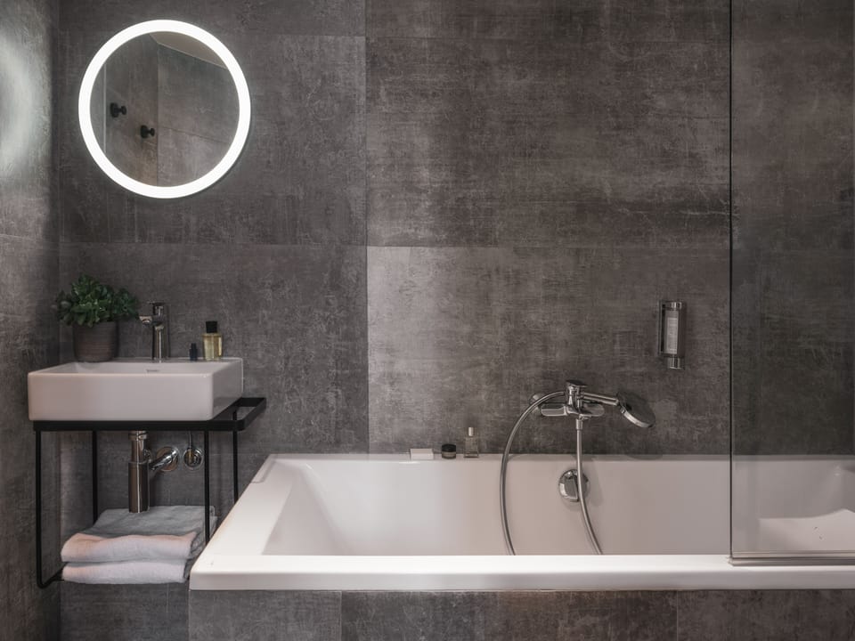 Deluxe Triple Room | Bathroom | Hair dryer, towels