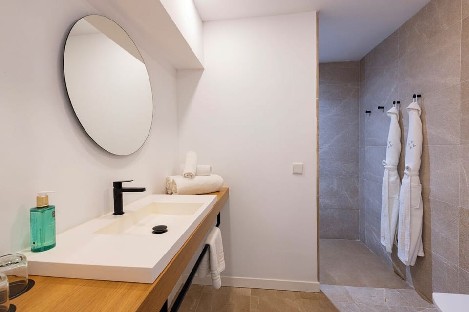 Shower, rainfall showerhead, free toiletries, hair dryer