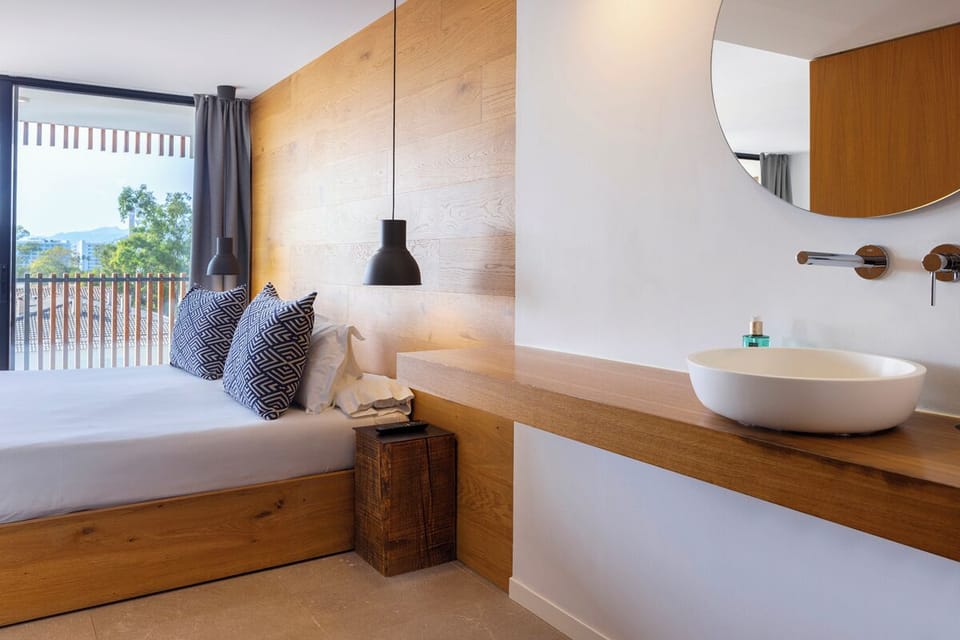 Shower, rainfall showerhead, free toiletries, hair dryer