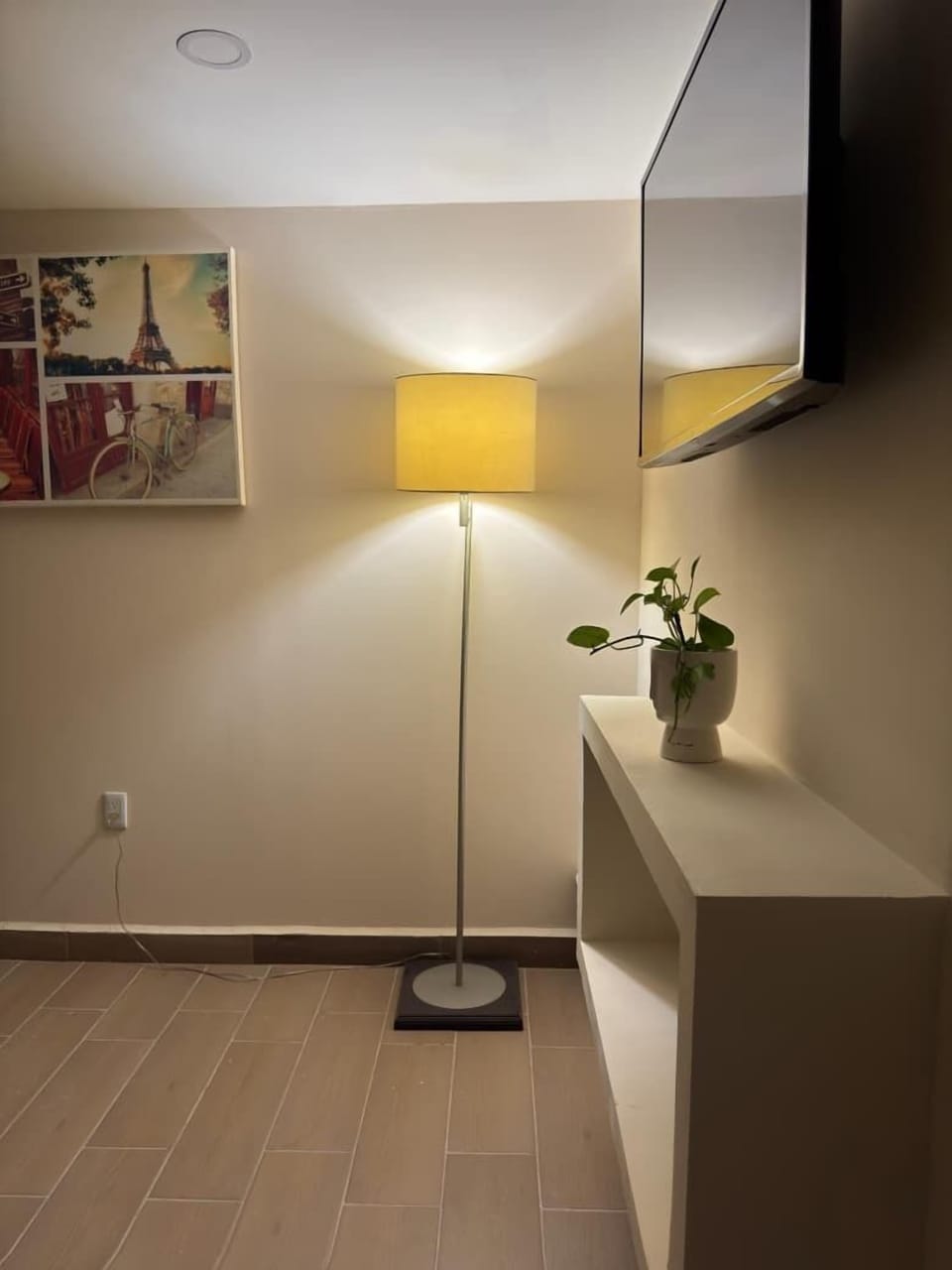 Premium bedding, down comforters, in-room safe, desk