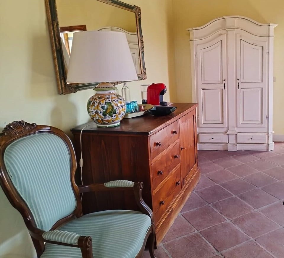 Superior Room | Minibar, in-room safe, desk, laptop workspace