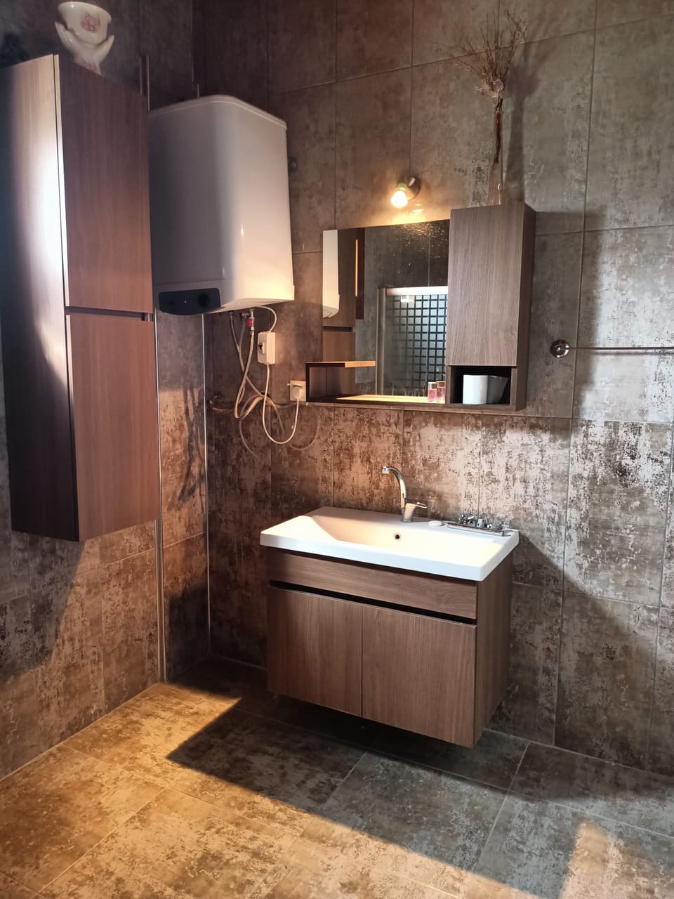 Deluxe Room | Bathroom | Shower, hair dryer, towels, soap