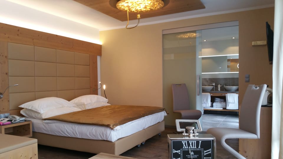 Junior Suite, Balcony (Deluxe) | Egyptian cotton sheets, premium bedding, down comforters