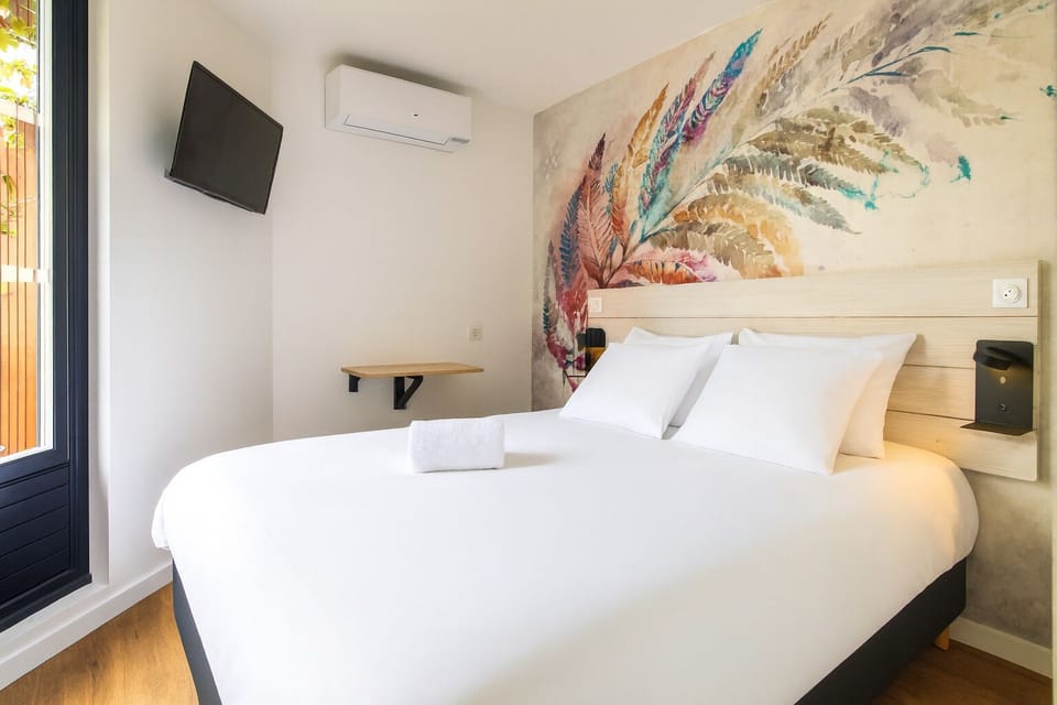 Economy Single Room, 1 Double Bed | Bathroom | Free toiletries, hair dryer, towels