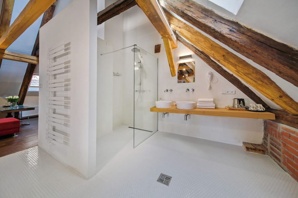 Suite | Bathroom | Free toiletries, hair dryer, towels