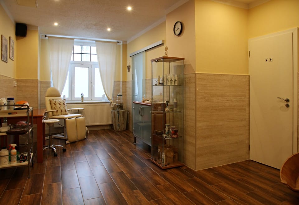Couples treatment rooms, hot tub, body treatments, hydrotherapy