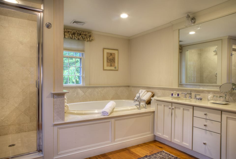 King Benjamin Suite | Bathroom | Combined shower/tub, free toiletries, hair dryer, bathrobes