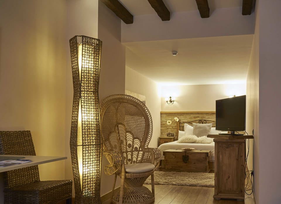 Junior Suite, 1 Queen Bed | In-room safe, individually decorated, desk, soundproofing