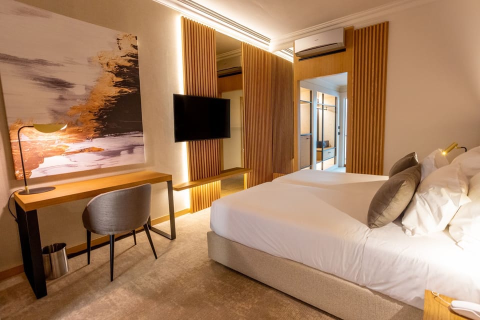 Minibar, in-room safe, desk, laptop workspace