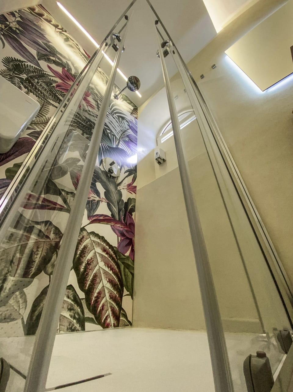 Classic Room | Bathroom | Shower, rainfall showerhead, eco-friendly toiletries, hair dryer