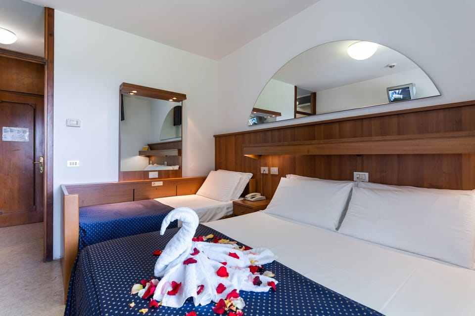 In-room safe, desk, free WiFi
