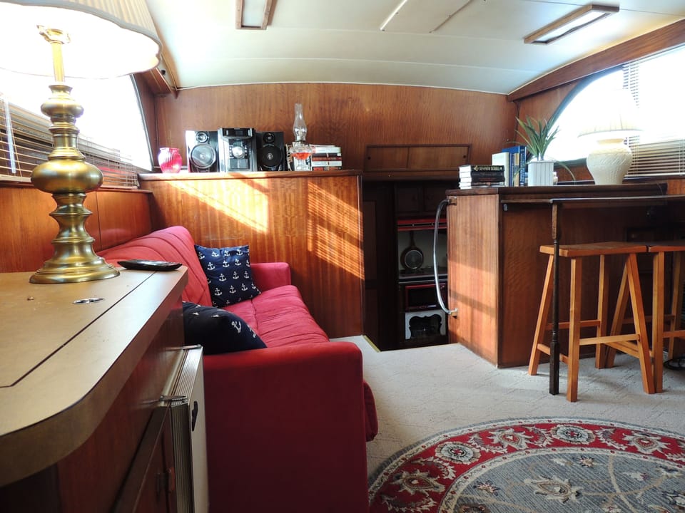 Captain's cabin | Living room | 40-inch LCD TV with cable channels, TV