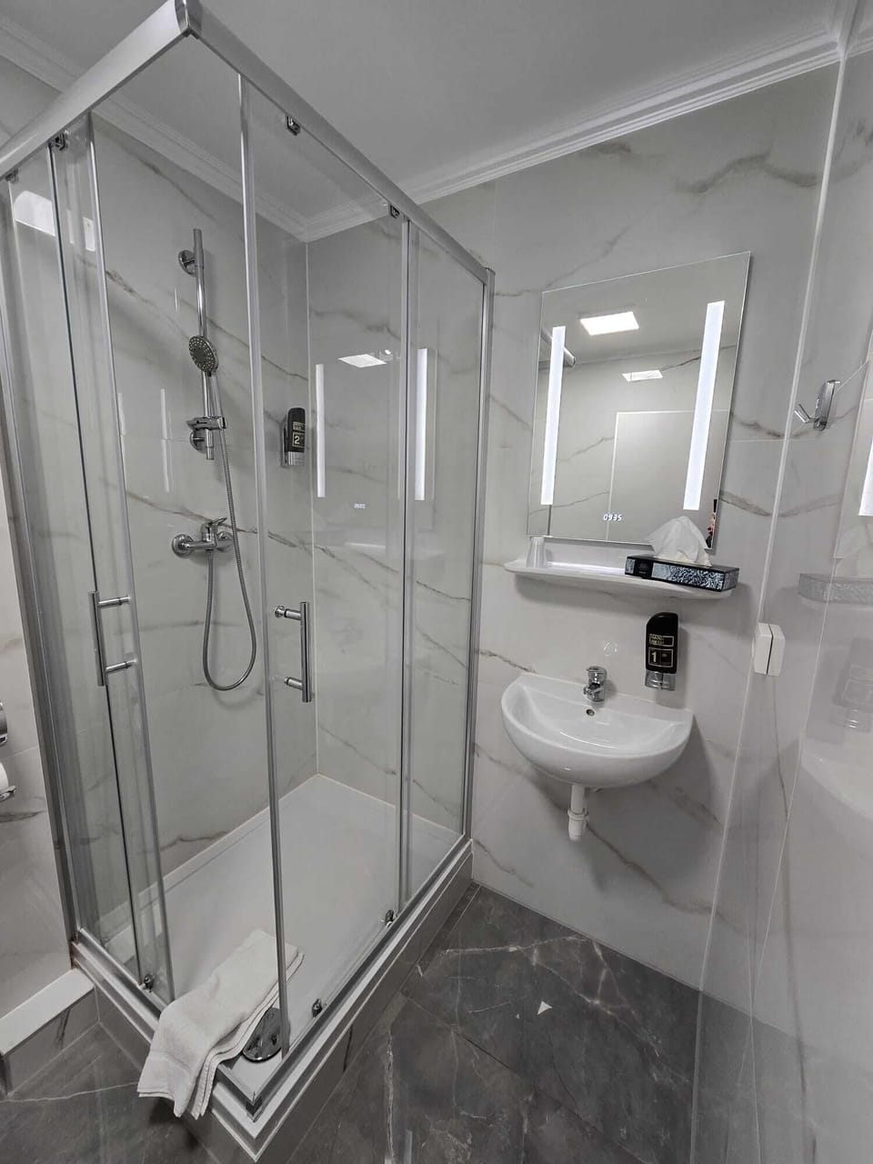 Triple Room | Bathroom | Shower, free toiletries, hair dryer, towels