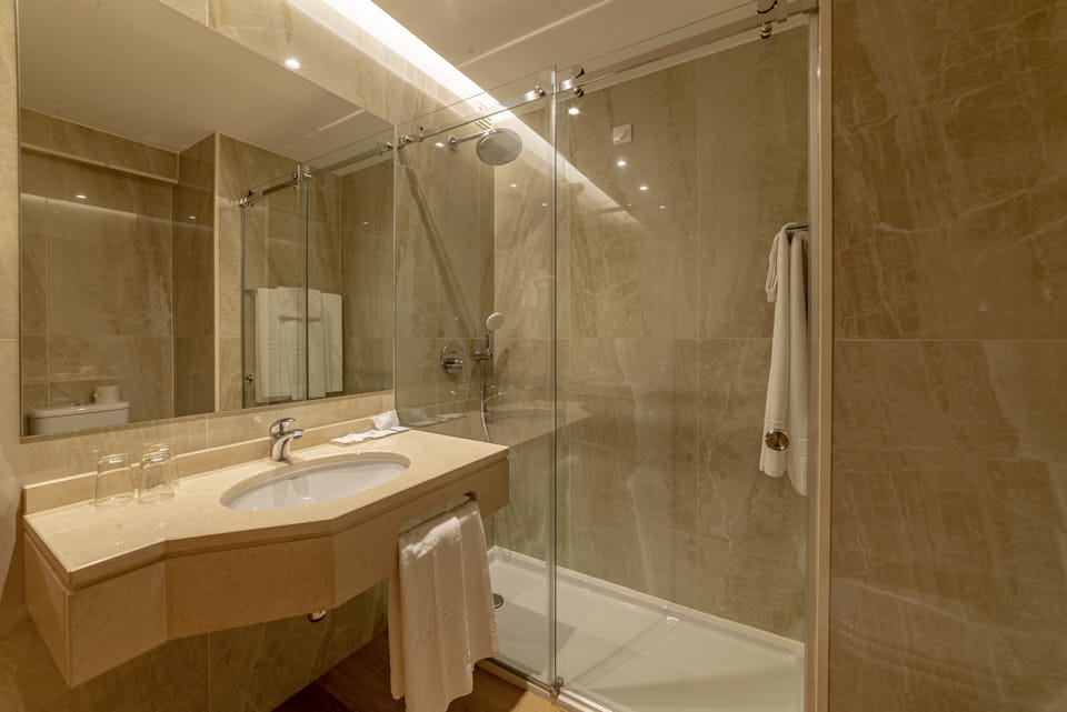 Bathtub, deep soaking tub, free toiletries, hair dryer