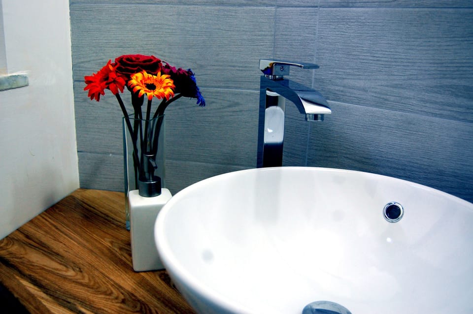 Basic Room | Bathroom sink