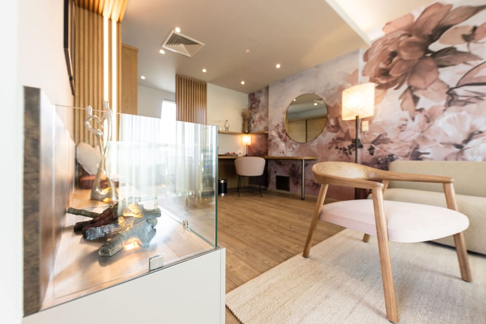 Romantic Suite (Rose) | Minibar, in-room safe, free WiFi, bed sheets