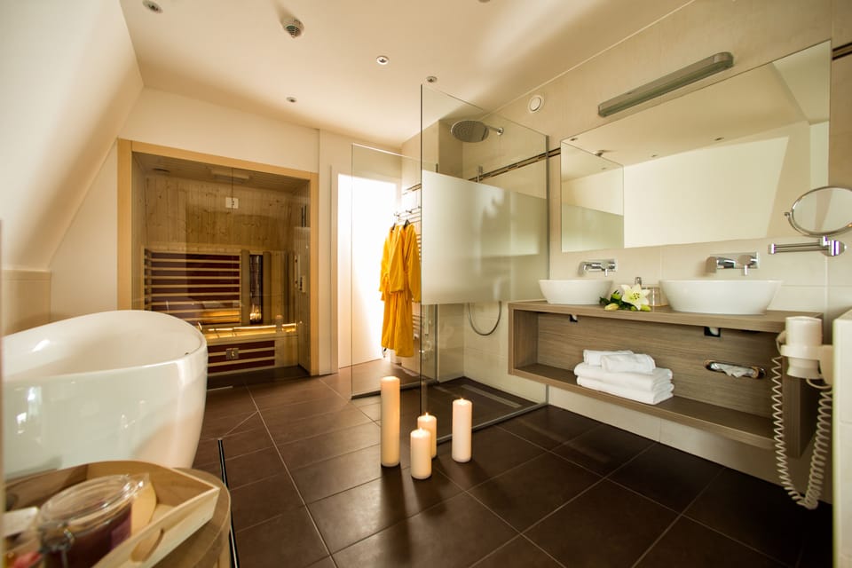 Romantic Suite (Rose) | Bathroom | Eco-friendly toiletries, hair dryer, bathrobes, towels