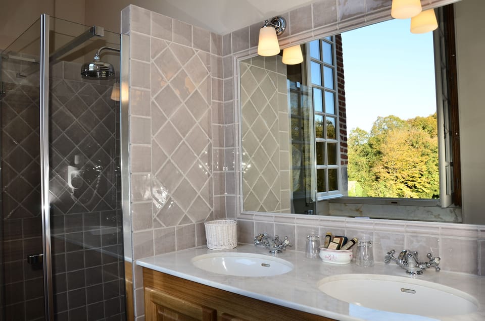 Chambre Prestige, in the Castle | Bathroom | Free toiletries, hair dryer, bathrobes, slippers