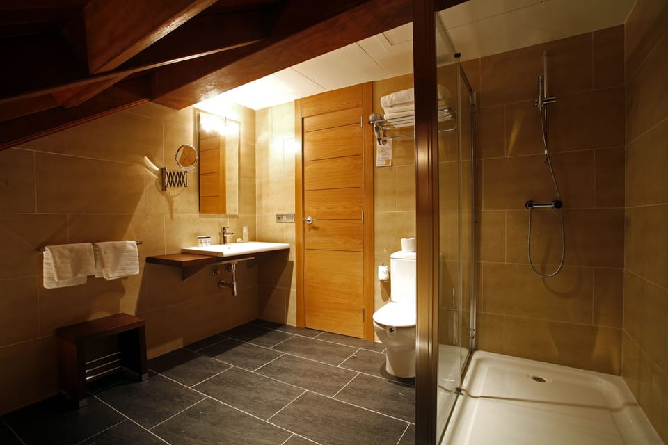 Superior Double Room | Bathroom | Combined shower/tub, hair dryer, bidet, towels