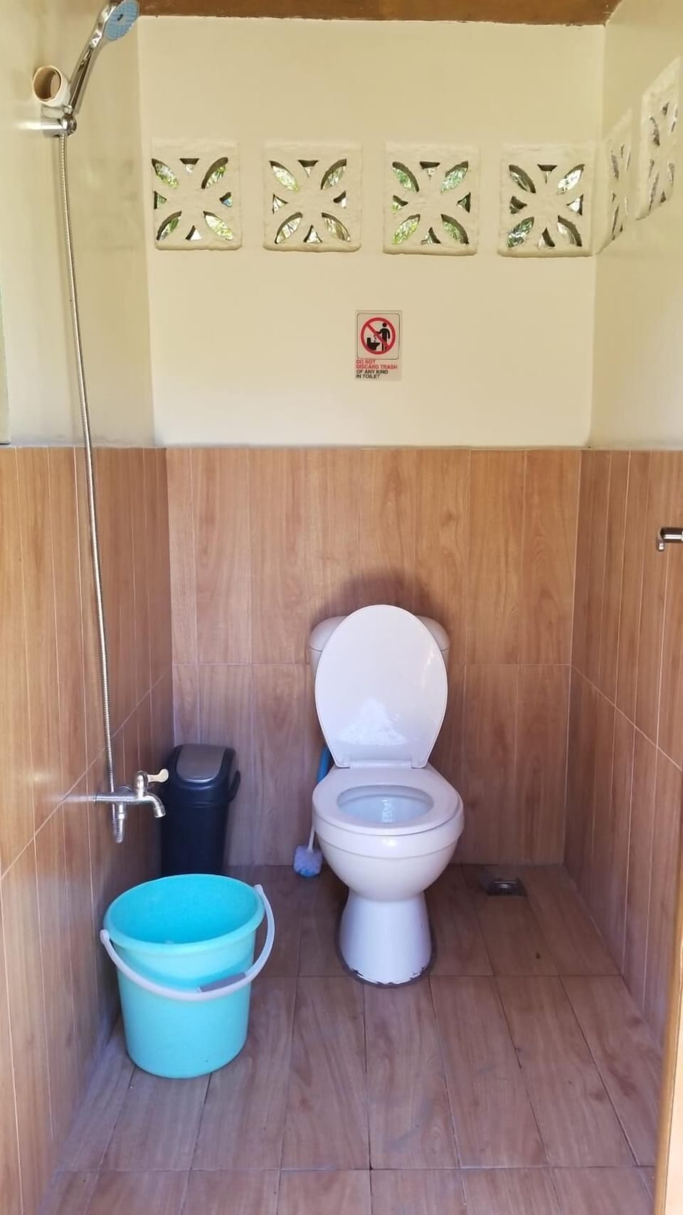 Shower, free toiletries, towels