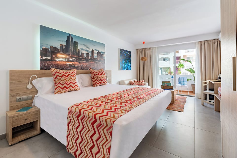 Deluxe Twin Room | In-room safe, desk, blackout drapes, iron/ironing board (on request)