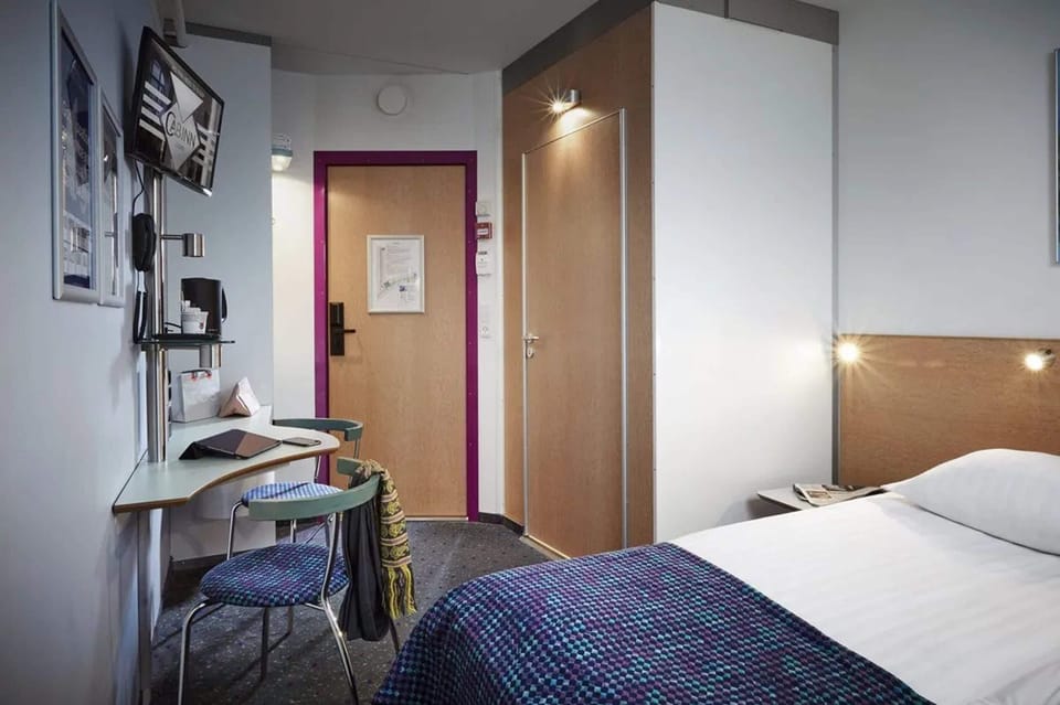 Commodore | Hypo-allergenic bedding, desk, blackout drapes, soundproofing