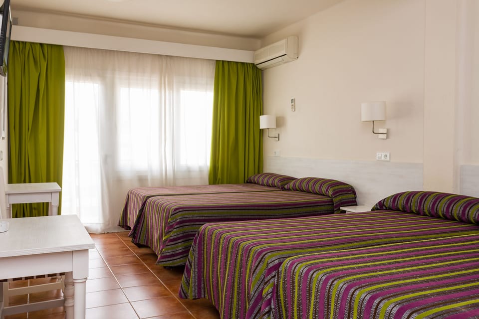 Quadruple Room | In-room safe, desk, soundproofing, free WiFi