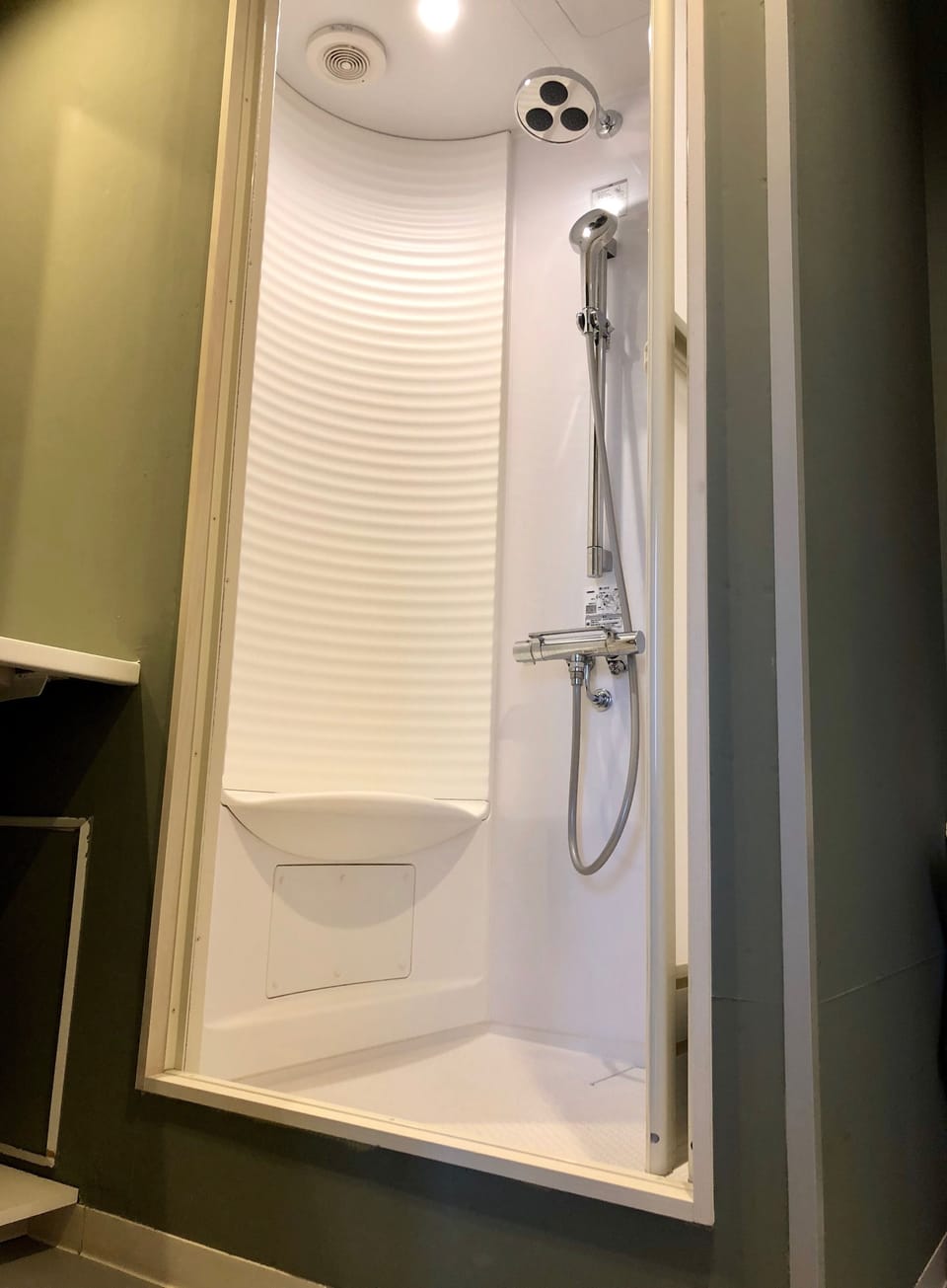 Separate tub and shower, jetted tub, free toiletries, hair dryer