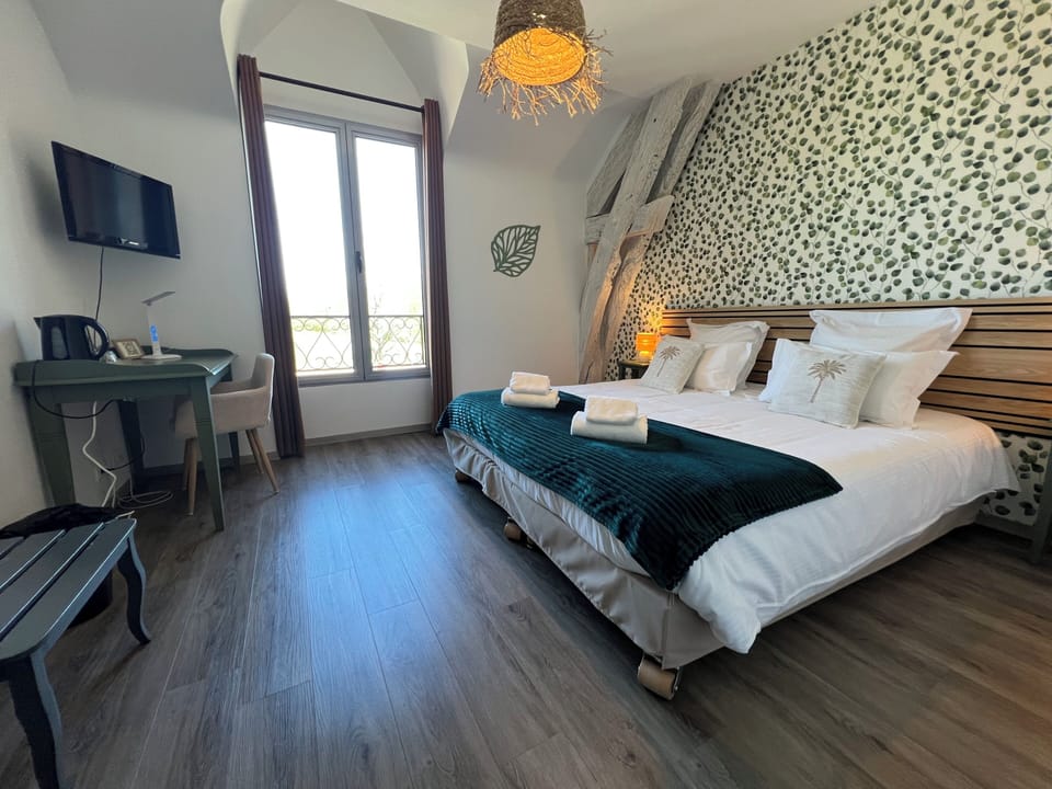 Comfort Double Room | Desk, blackout drapes, soundproofing, iron/ironing board (on request)