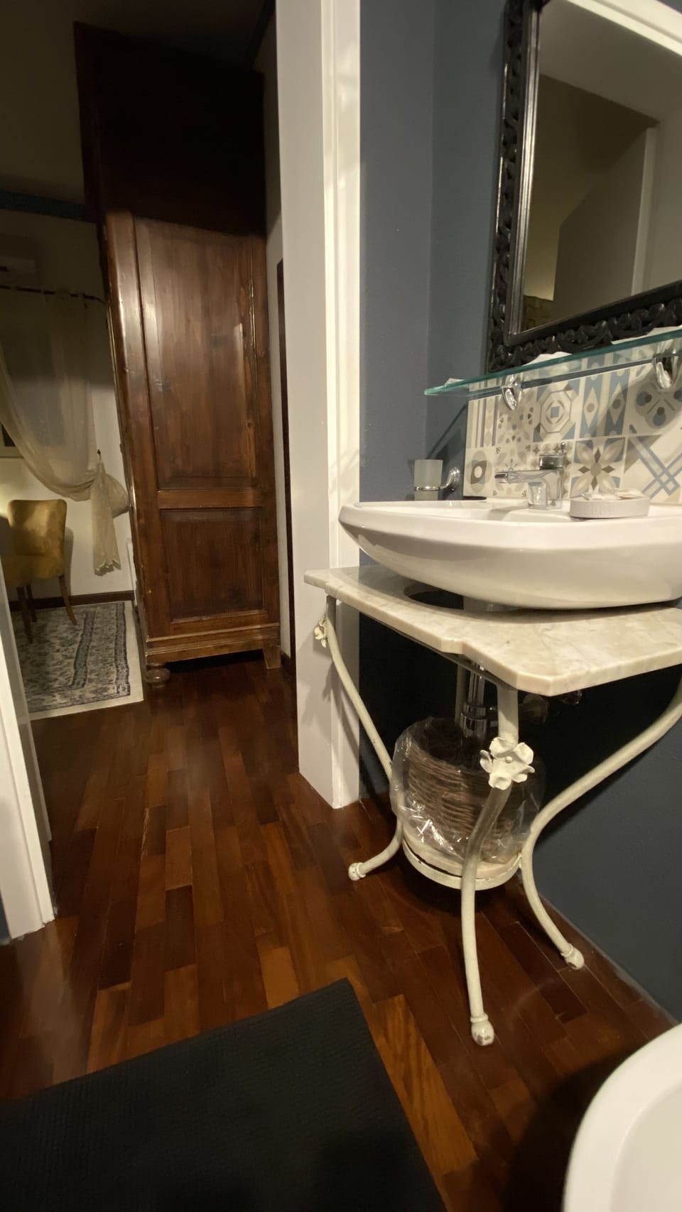 Double Room, City View | Bathroom | Hydromassage showerhead, free toiletries, hair dryer, bathrobes