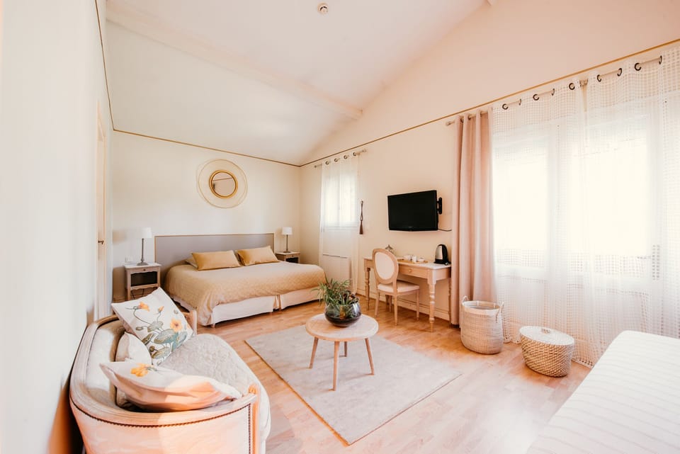 Premium bedding, desk, free cribs/infant beds, free WiFi