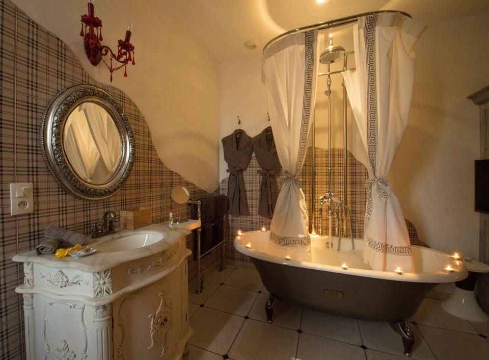 Junior Suite (Tzarina) | Bathroom | Designer toiletries, hair dryer, bathrobes, slippers