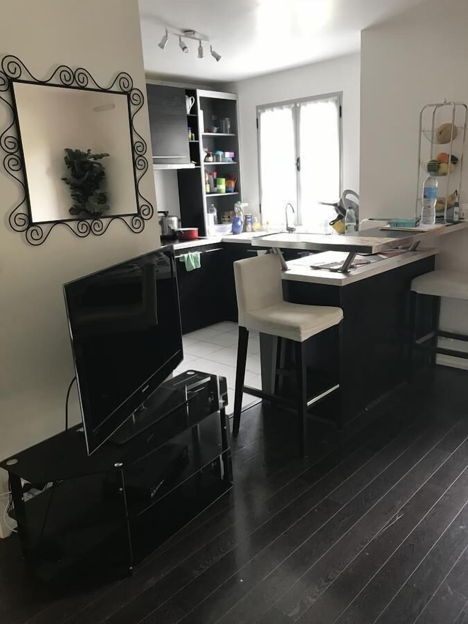 Full-size fridge, microwave, oven, stovetop