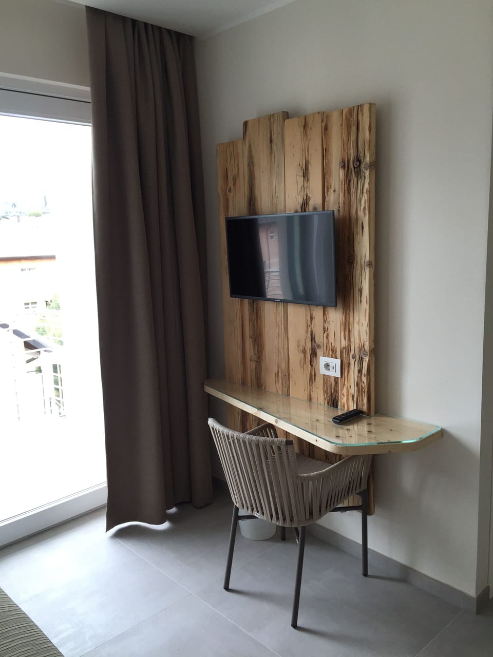 Deluxe Room, 1 Bedroom | In-room safe, desk, soundproofing