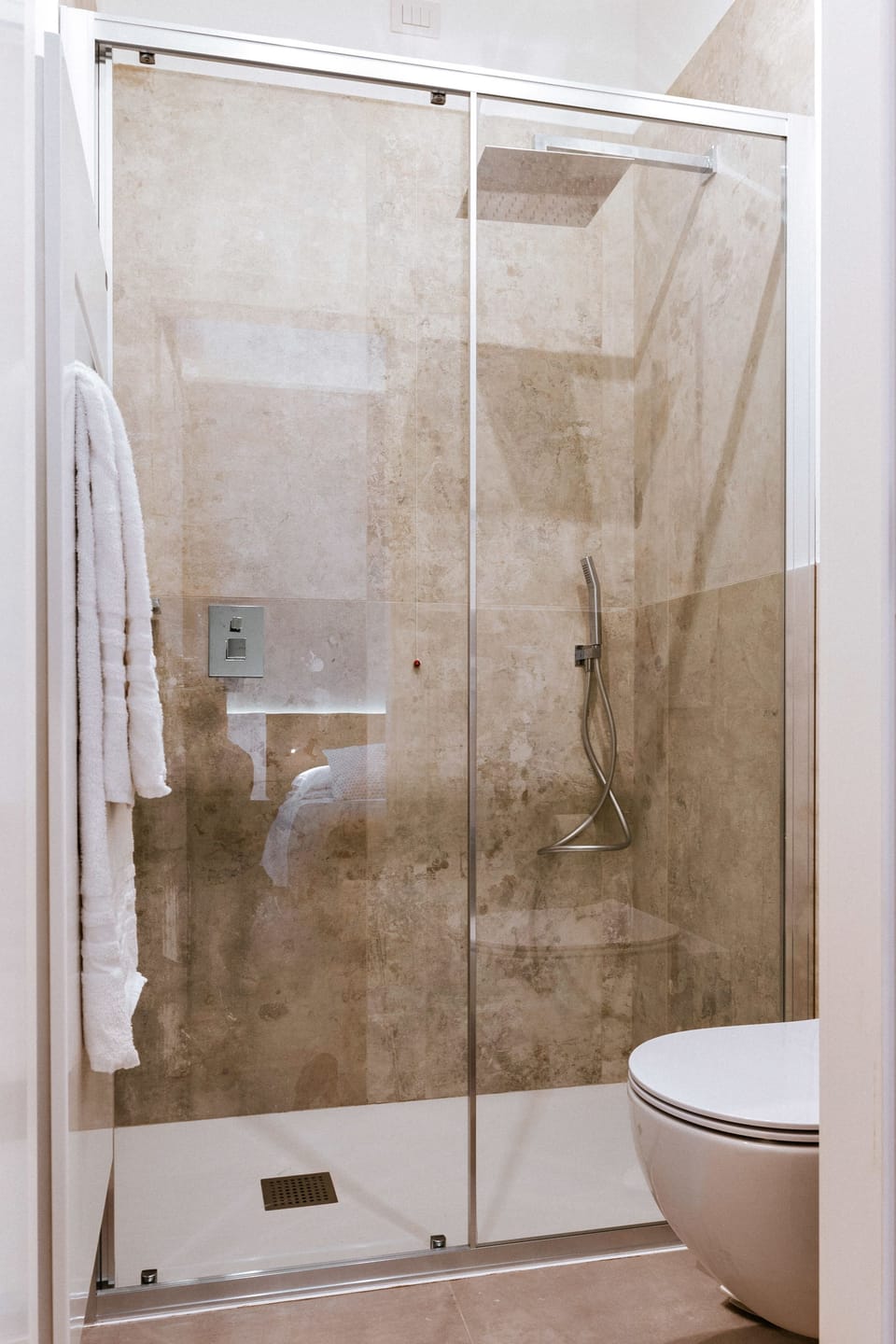 Classic Double Room | Bathroom | Shower, free toiletries, hair dryer, bidet