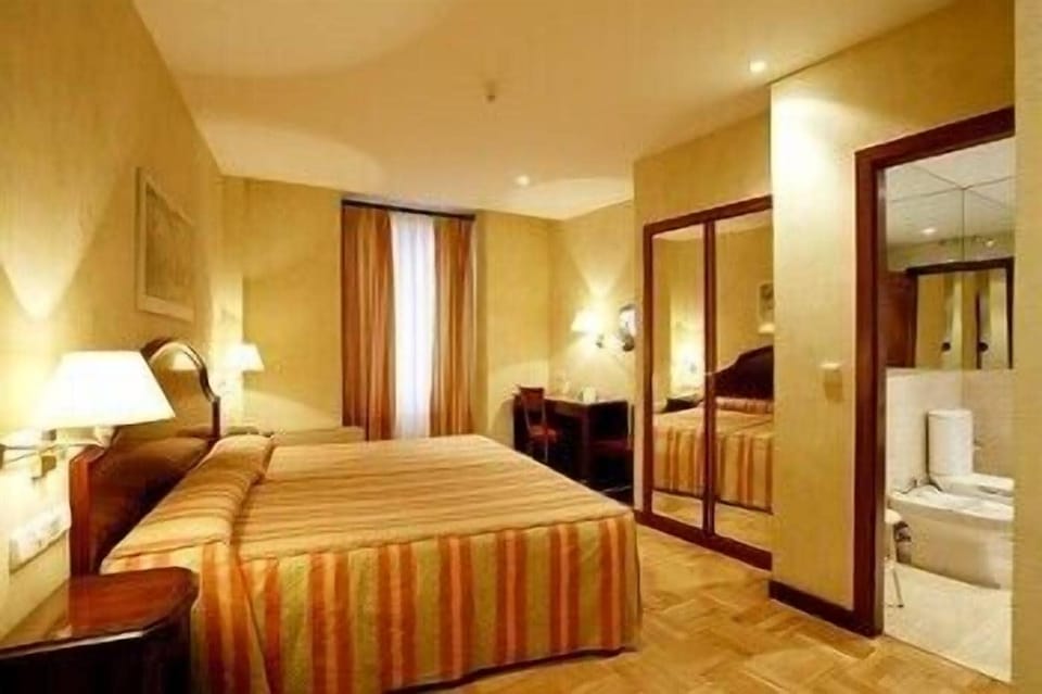 Double Room | In-room safe, desk, soundproofing, free WiFi