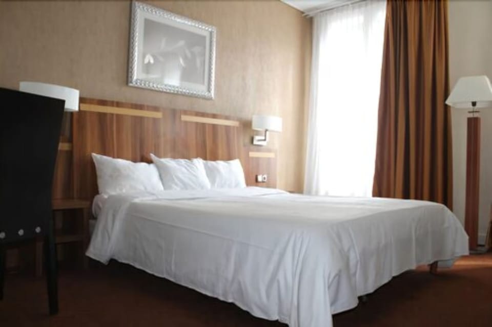 Comfort Double Room | Desk, soundproofing, iron/ironing board, cribs/infant beds