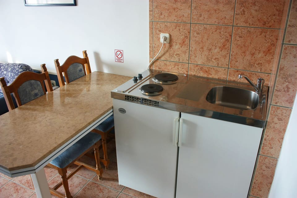 Basic Double Room | Private kitchenette