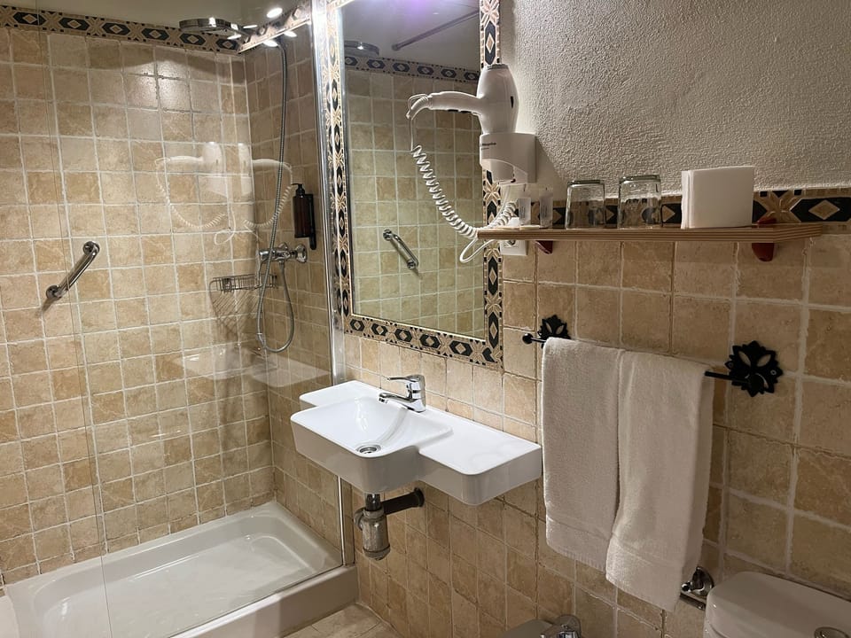 Standard Triple Room | Bathroom | Shower, free toiletries, hair dryer, towels