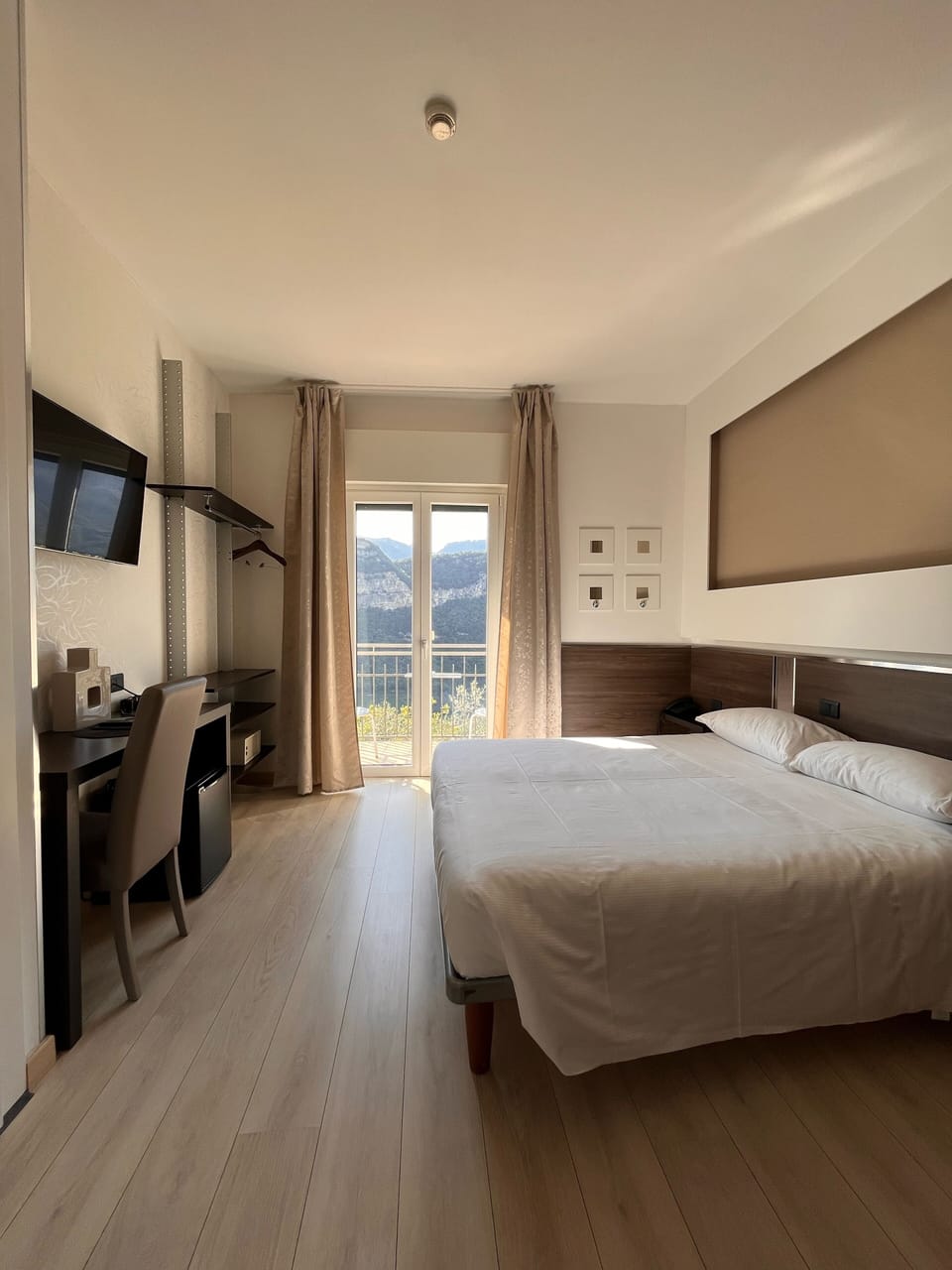 Standard Double or Twin Room, Balcony, Partial Lake View | Memory foam beds, in-room safe, free WiFi