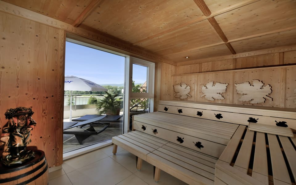 Sauna, reflexology, 4 treatment rooms